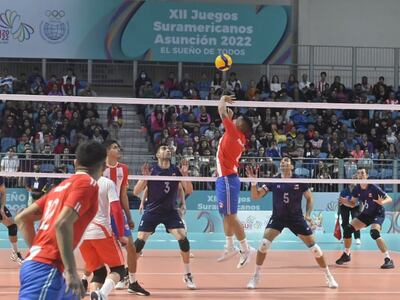 El partido de la selección paraguaya de vóleibol durante el partido contra Chile por los Juegos Suramericanos.