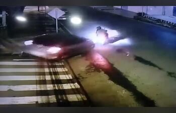Momento en que el automovilista atropelló a los motochorros. (captura de video)