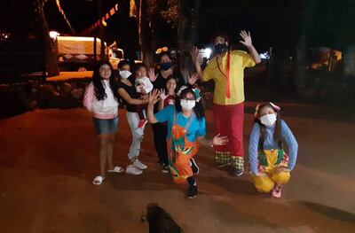 Con ropas de payaso y mucho cuidado llegan de sorpresa para festejar el cumpleaños.