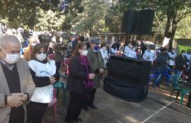 Muchas personas participan de la misa que se desarrolla bajo un mangal.