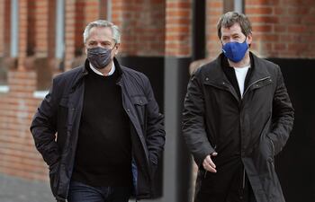 Presidente argentino Alberto Fernandez (i) junto a Juan Pablo Biondi su renunciante portavoz.