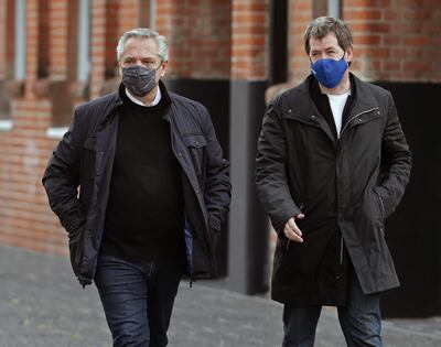 Presidente argentino Alberto Fernandez (i) junto a Juan Pablo Biondi su renunciante portavoz.