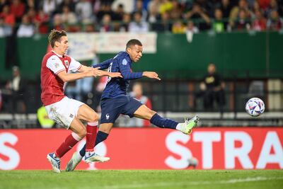 Mbappé, con potente remata de zurda, anota el gol del empate para Francia ante Austria.