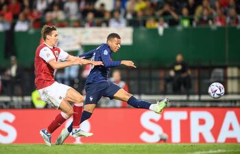 Mbappé, con potente remata de zurda, anota el gol del empate para Francia ante Austria.