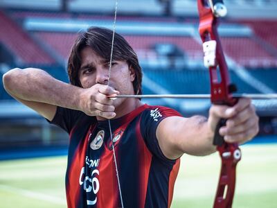 Marcelo Moreno Martins, con el arco y la fecha por el apodo de Flecheiro, durante la sesión de fotos como refuerzo de Cerro Porteño.