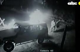En videos se observa a dos hombres realizando el ataque.