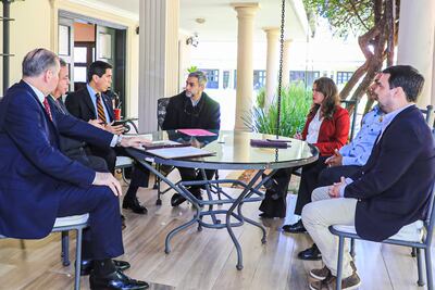 El presidente Abdo Benítez durante una reunión con sus principales colaboradores hoy en Asunción (Paraguay). Las autoridades Paraguay no descartaron este miércoles que el fiscal antimafia Marcelo Pecci, asesinado en Colombia mientras disfrutaba de su luna de miel, hubiera sido seguido hasta ese país desde territorio paraguayo.