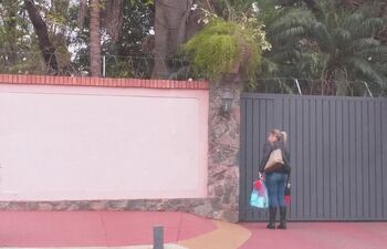 María Laura Miers Espínola, funcionaria del Congreso con un salario mensual de G. 10 millones, estaciona su vehículo en la vía pública e ingresa a la casa del exsenador cartista condenado Óscar González Daher para hacer oficina.