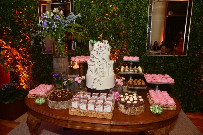La torta preparó La Oma, y la mesa de dulces y golosinas La Gourmande.