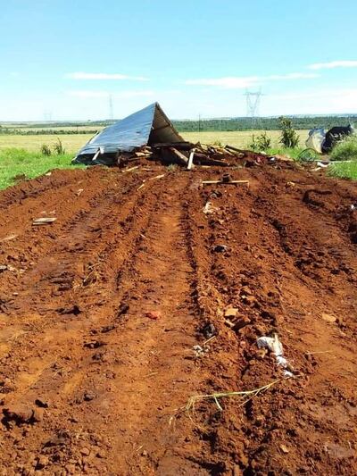 Los nativos denunciaron que sus viviendas fueron derribadas aprovechando que estaban ausentes.