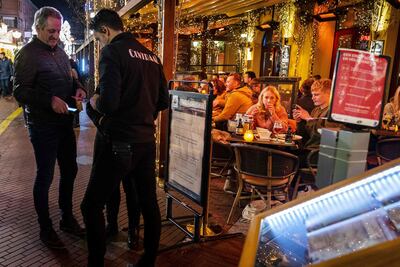 Un grupo de personas se reúne en un bar en Eindhoven, Holanda. Donde entraron a regir nuevas restricciones para evitar la propagación del Covid.