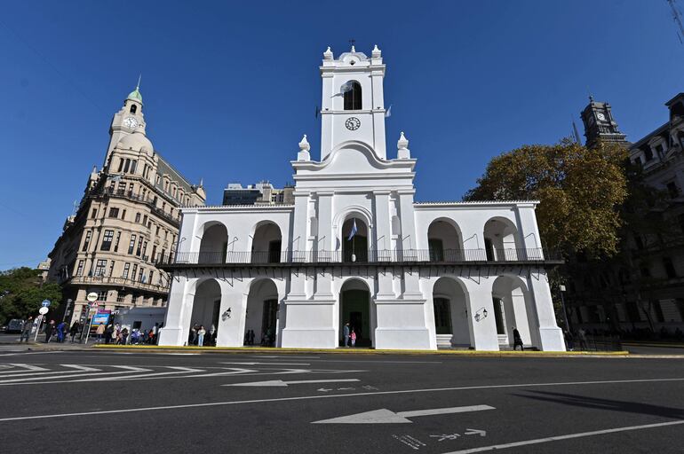 El Cabildo de Buenos Aires es ahora un museo construido entre 1725 y 1752. Fue testigo de la revolución de mayo de 1810. Lo reconstruyó en 1840 el arquitecto Mario Buschiazzo.
