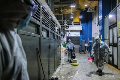 Los contratistas del Departamento de Higiene Alimentaria y Ambiental (FEHD) participan en una limpieza y desinfección del mercado callejero de Pei Ho en el distrito de Sham Shui Po de Hong Kong.
