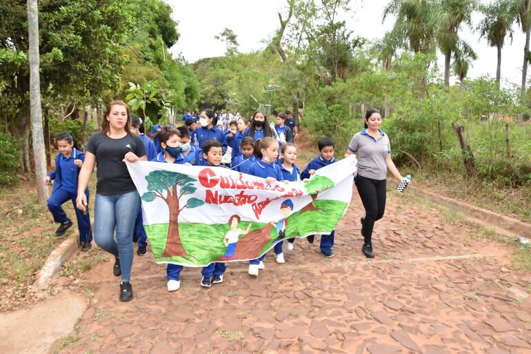 niños escolares marcharon en defensa del agua en San Ignacio, Misiones.