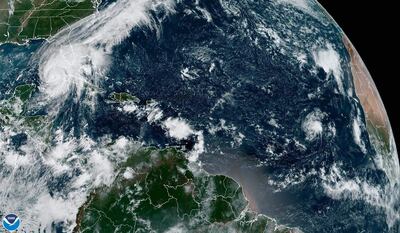 Imagen satelital cedida hoy por la Oficina Nacional de Administración Oceánica y Atmosférica de Estados Unidos (NOAA), a través del Centro Nacional de Huracanes (NHC), en la que se registra la localización del huracán Ian de categoría 4 en la escala Saffir-Simpson a unas millas de la costa de Florida. (EFE/NOAA)