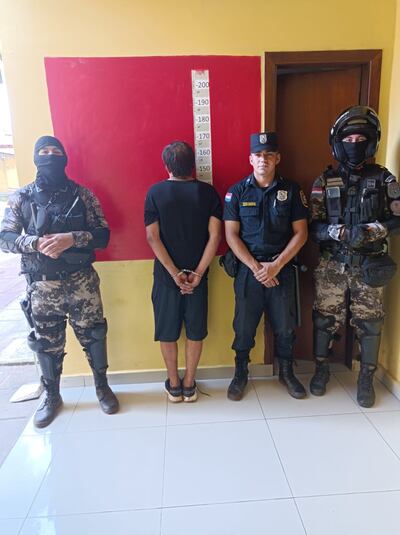 El detenido junto a agentes del grupo lince y de la comisaría interviniente.