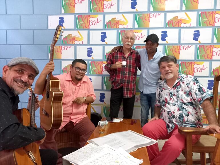 Ricardo Flecha (derecha) junto a Rachid Abraham López, Eduardo Sosa, Ronnie Feliú (hermano de Vicente Feliú) y Maikel Elizalde. López y Elizalde son integrantes de la banda de Silvio Rodríguez.