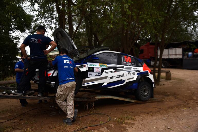 El VW polo GTI R5 de Miki Zaldívar pasando por las últimas verificaciones por parte del equipo antes de encarar hoy la primera etapa en suelo chaqueño.
