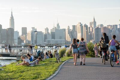 Los neoyorquinos pasean en el Transmitter Park de Greenpoint, tomando un respiro del vértigo de Manhattan.