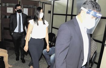 Justo Ferreira y su hija Patricia Ferreira Pascottini salen de la Fiscalía de Delitos Económicos, luego de una de las audiencias. Detrás de ellos se ve al abogado defensor José Dos Santos.