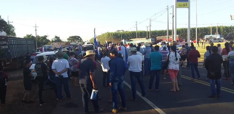 Cierre de ruta en Guayaybí, exigiendo la renuncia de Abdo y Velázquez.