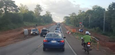 Una larga fila de vehículos se observó hasta alrededor de las 21:00 en zona de Itacurubí de la Cordillera, por obras viales.