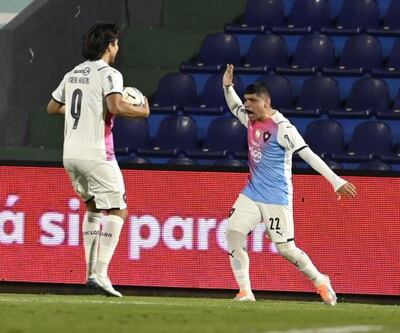 Claudio Aquino (d) y Marcelo Moreno Martins (i), celebrando el tanto del empate parcial.