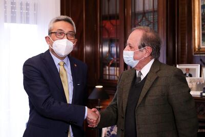 El director general para América Latina y el Caribe del Ministerio de Relaciones Exteriores de China, Cai Wei (i), y el secretario general de la Asociación Latinoamericana de Integración, Sergio Abreu (d), estrechan sus manos durante una reunión, en Montevideo (Uruguay). (EFE)