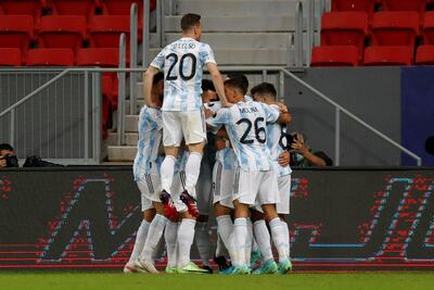 Jugadores de Argentina celebran tras anotar contra Uruguay, durante un partido por el grupo A de la Copa América en el estadio Mané Garrincha de Brasilia (Brasil).