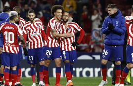 Los jugadores del Atlético de Madrid celebran la victoria ante el Valladolid, al término del partido de LaLiga que Atlético de Madrid y Real Valladolid han disputado este sábado en el estadio Civitas Metropolitano.