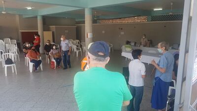 Los adultos mayores que acuden al Fomento de Barrio Obrero ya no saben si esperar o no, debido a las comunicaciones contradictorias y promesas incumplidas.