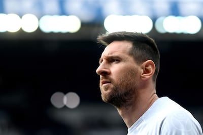 El argentino Lionel Messi, futbolista del París Saint-Germain, durante la entrada en calor previo al partido contra Lorient por la Ligue 1 de Francia en el estadio Parque de los Príncipes, en París.