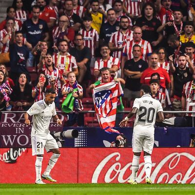 Los brasileños Rodrygo (i) y Vinicius bailan en el campo del Metropolitano ante la afición del Atlético.