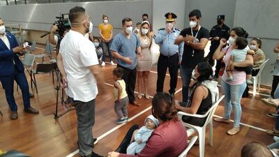 El defensor del Pueblo, Miguel Godoy, conversando con las lactantes en el local del Unace.