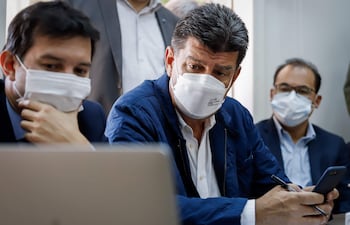 El presidente del PLRA, Efraín Alegre, participó de la audiencia preliminar por medios telemáticos, en compañía de sus abogados y su familia.