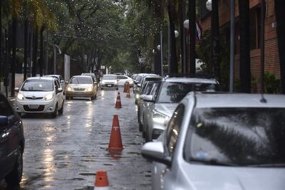 El frío se irá intensificando en los próximos días. En la foto, una fila de autos en espera para ingresar al autovac del Centro de Convenciones Mariscal, sobre la calle J. Eulogio Estigarribia, de Asunción.