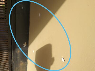 Los rastros del impacto de bala en una casa de Presidente Franco.