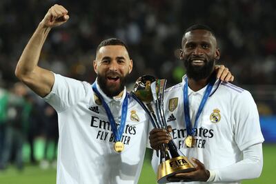 }Karim Benzema  y Antonio Rudiger con el trofeo del Mundial de Clubes FIFA, que el Real Madrid conquistó el sábado pasado al superar en la final al saudita Al Hilal.