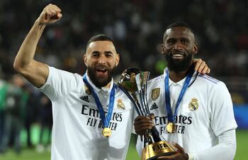 }Karim Benzema y Antonio Rudiger con el trofeo del Mundial de Clubes FIFA, que el Real Madrid conquistó el sábado pasado al superar en la final al saudita Al Hilal.
