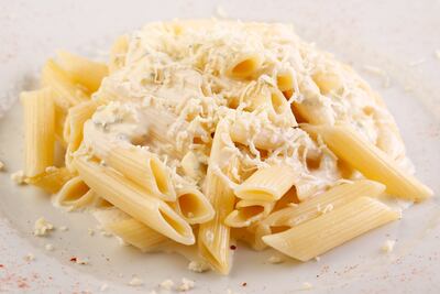 Mostaccioli a la crema de 5 quesos y hierbas frescas.