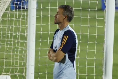El entrenador de la selección española de fútbol Luis Enrique dirige el entrenamiento de este viernes en Doha, Qatar.