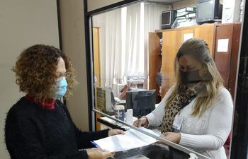 Marta Ferrara, de Semillas para la Democracia, realiza la presentación ante el Tribunal de Apelación en lo civil y comercial, primera sala.