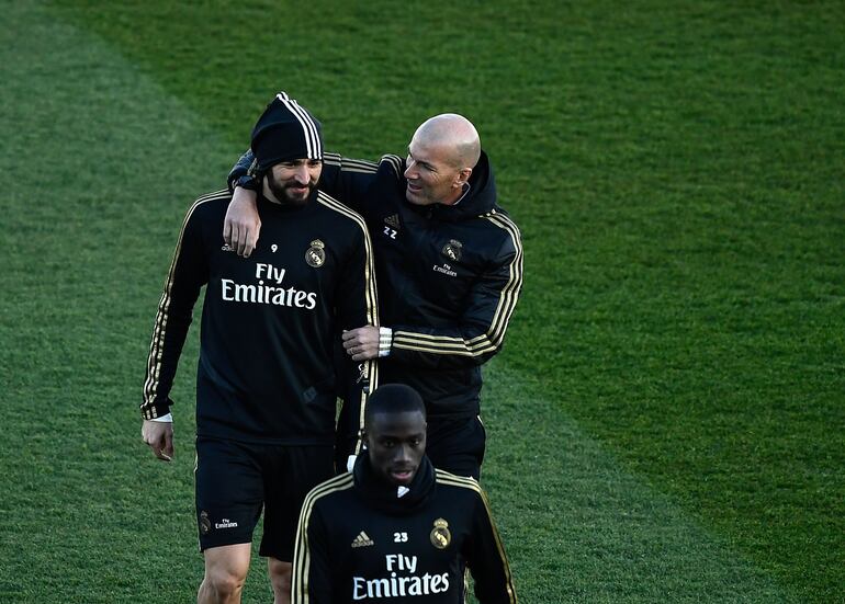 Benzema y Zidane en un entrenamiento del equipo.