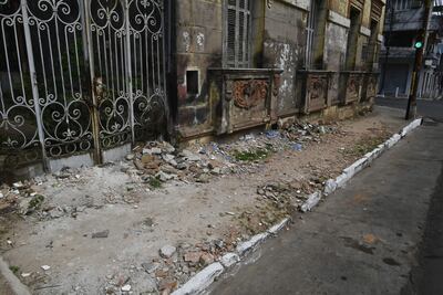 En Azara y Tacuary se encuentra una de las tantas casas patrimoniales abandonadas.