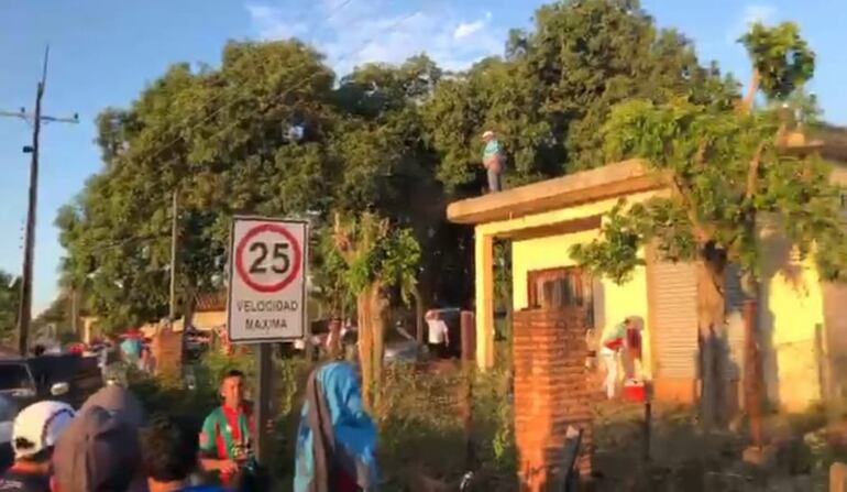 Los familiares dicen que en esta escena se observa que dentro de la vivienda ingresaron varias personas con intenciones de agredir