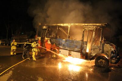 Bomberos voluntarios sofocaron las llamas del bus, que ardió por completo.
