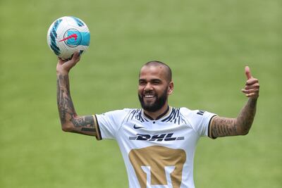 El defensa brasileño Dani Alves saluda a los asistentes durante su presentación ante medios como nueva contratación de los Pumas de la UNAM, hoy, en la Ciudad de México (México).