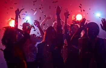 La Fiscalía de Bolzano (norte de Italia) ha abierto una investigación sobre las llamadas “corona-fiestas”, una práctica que se ha puesto de moda, sobre todo entre los jóvenes, para contagiarse del coronavirus con la intención de superar la enfermedad y poder obtener el certificado sanitario.