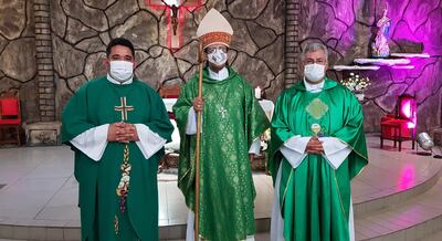 Padre Milciades Olmedo, monseñor Pedro Collar Noguera y el nuevo párroco padre Luis Decoud.