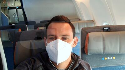 José Ariel López ya dentro de un avión en Rumania y llegaría en nuestro país luego de dos escalas técnicas.